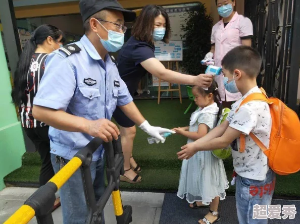 跪在4个老师脚下闻她的脚学生们排队等候体验这一独特的仪式