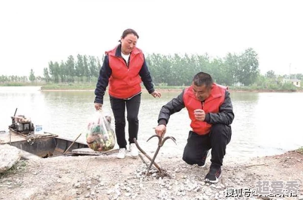 岳的两片蚌肉缓缓张开乡村欲爱村民老王路过并发现了秘密