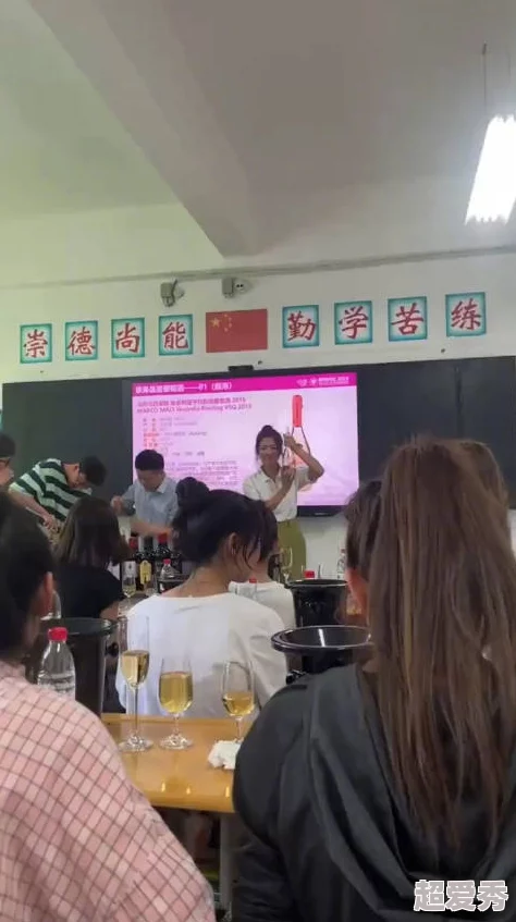 同学征服教师麻麻热门视频引发热议学生与老师的互动让人捧腹不已观众纷纷点赞