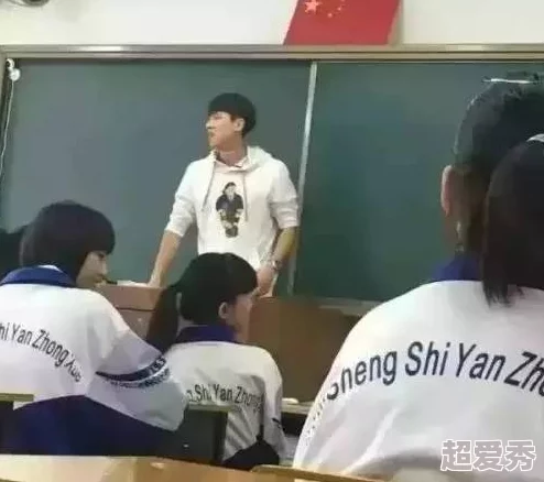 老师你下面好紧据说是学校新来的体育老师身材超棒学生都抢着上他的课