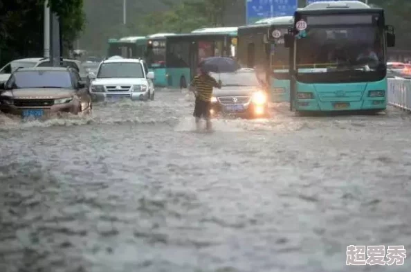 骑车的女人在倾盆暴雨中摔倒狼狈不堪浑身沾满泥泞